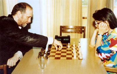 1993_bobby_and_susan_playing_chess_in_the_background_the_chessclock_which_fischer_left_at_the_polgar_family_and_now